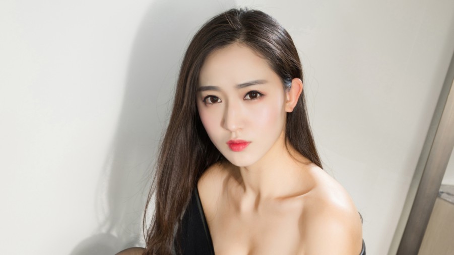 球迷往场内扔球险砸杨瀚森，被安保架出